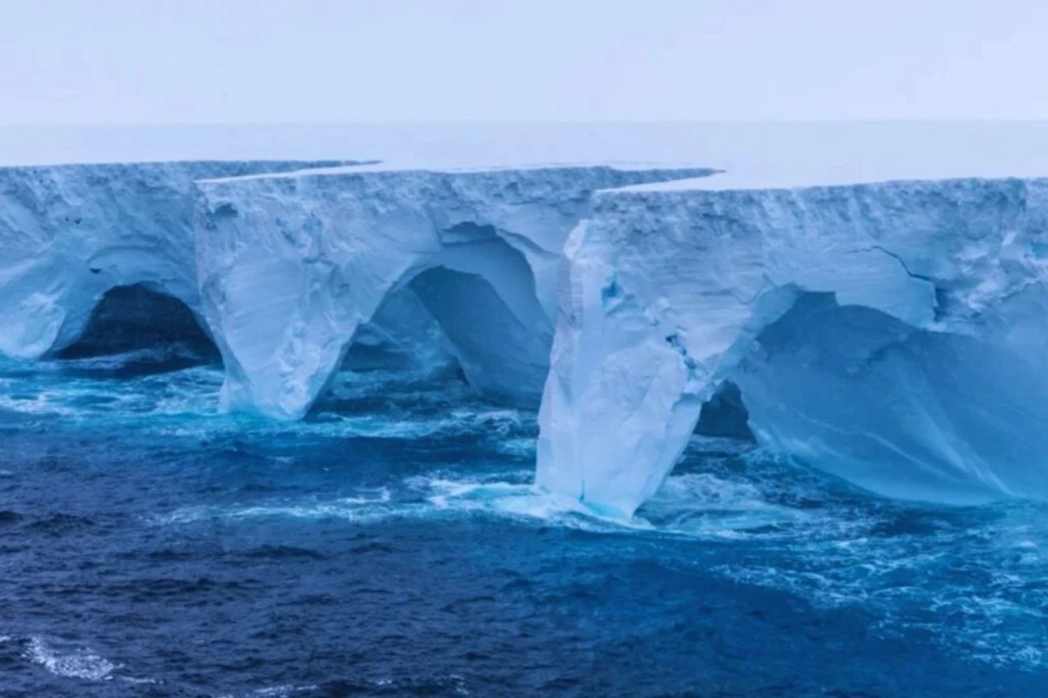 Der zerfallende Koloss: Der größte Eisberg der Welt bricht auseinander und bedroht das Leben in der Antarktis