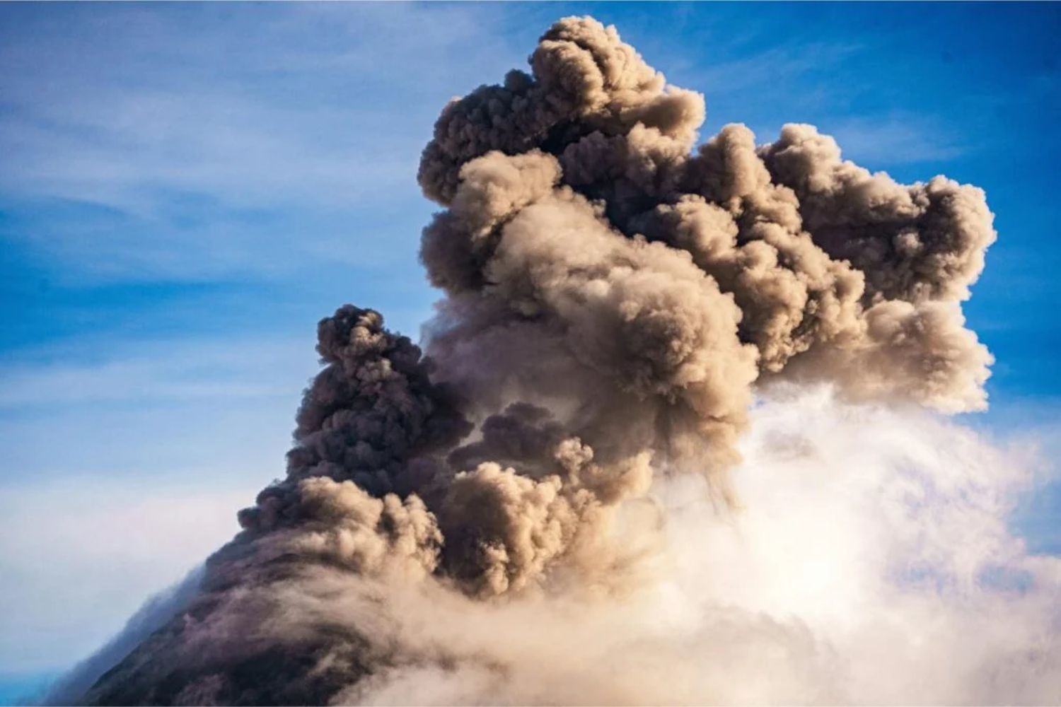 Wenn Vulkane den Himmel formen: Was du über Asche und Eiskristallwolken nicht wusstest