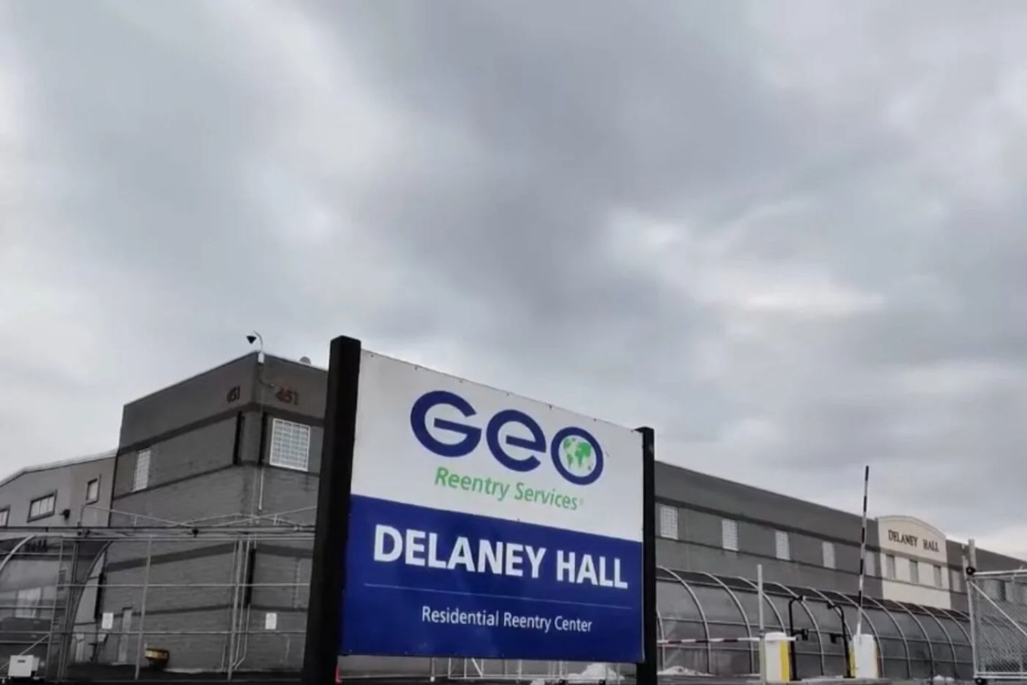 Das neue Internierungszentrum in Newark: Was hinter seinen Mauern passiert (und was niemand erzählt)