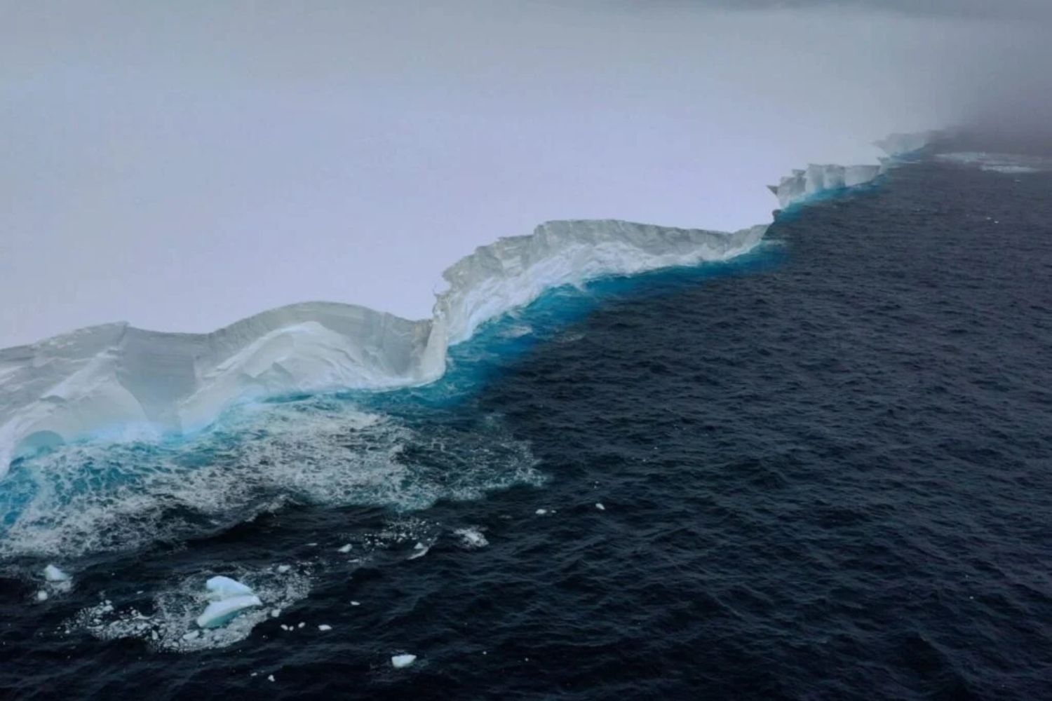 Der zerfallende Koloss: Der größte Eisberg der Welt bricht auseinander und bedroht das Leben in der Antarktis