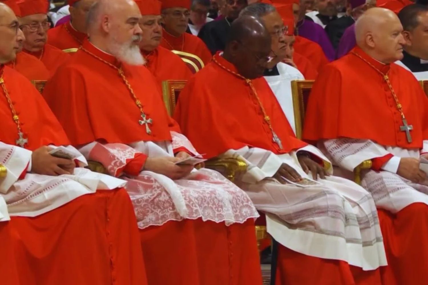 Das geheime Spiel des Vatikans: Zwischen Lobbys, unentschlossenen Stimmen und einem möglichen „lateinamerikanischen Papst“, der Trump Unbehagen bereitet