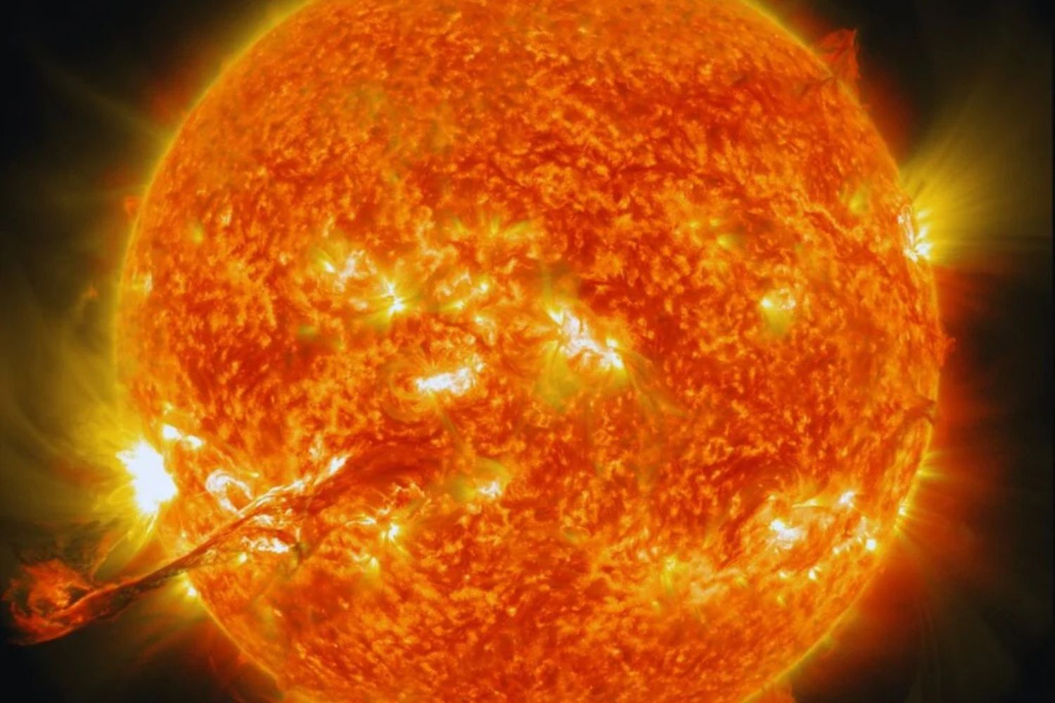 Sonnenstürme im Anmarsch: Warum 2025 zum gefährlichsten Jahr für unsere Technik werden könnte