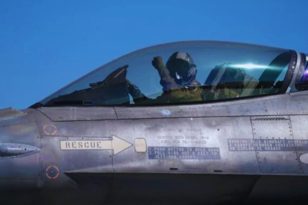 Verhüllte Flugzeuge und verborgene Absichten: Was steckt hinter den F-16-Lieferungen an die Ukraine?