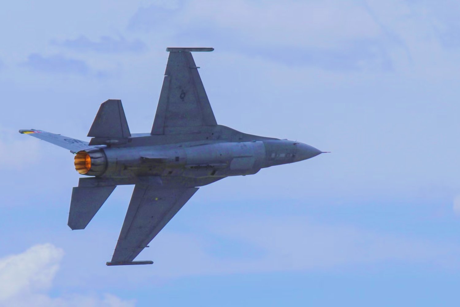 Verhüllte Flugzeuge und verborgene Absichten: Was steckt hinter den F-16-Lieferungen an die Ukraine?