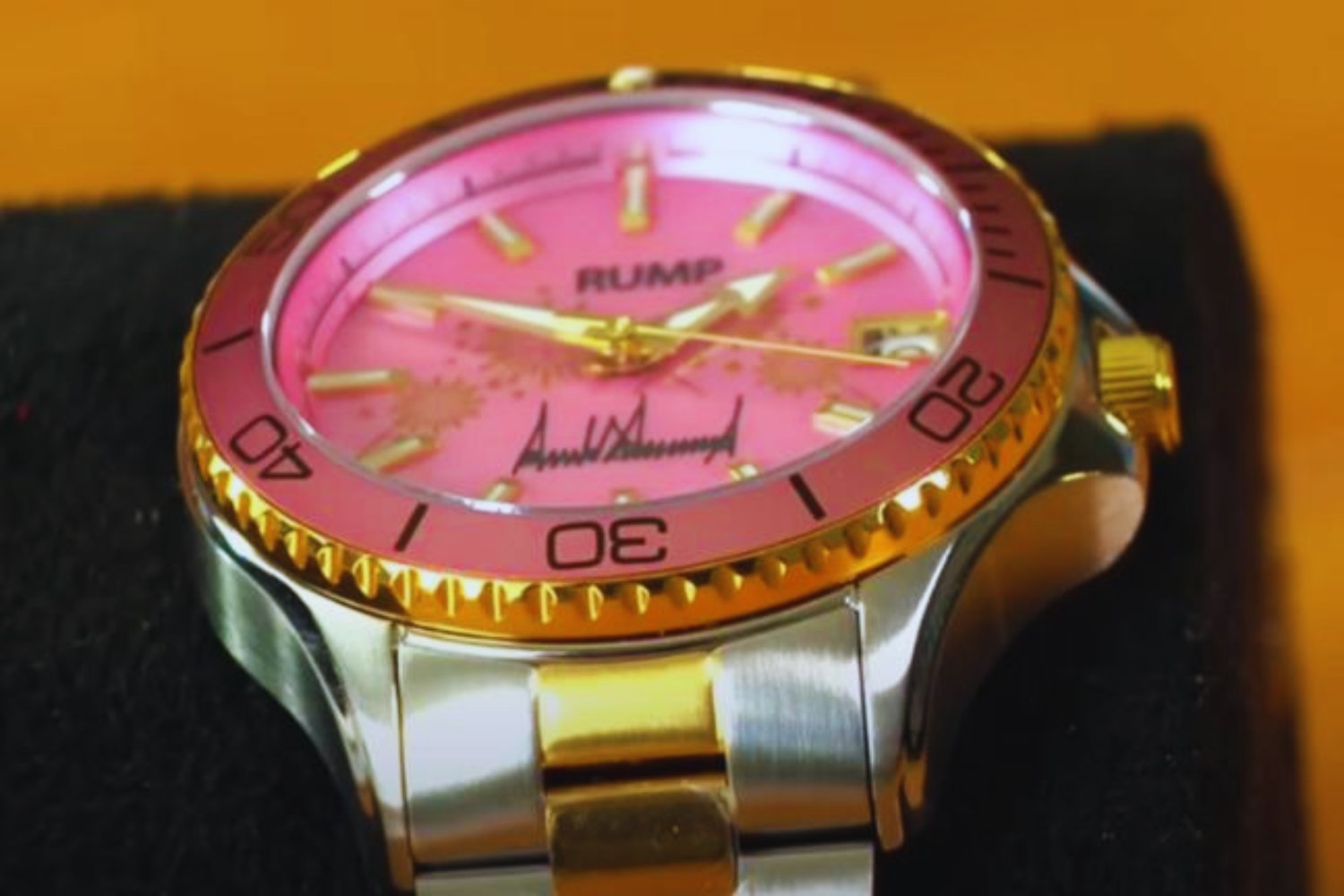 „RUMP“ statt „TRUMP“: Peinlicher Fehler auf Luxus-Uhr verärgert treuen MAGA-Fan