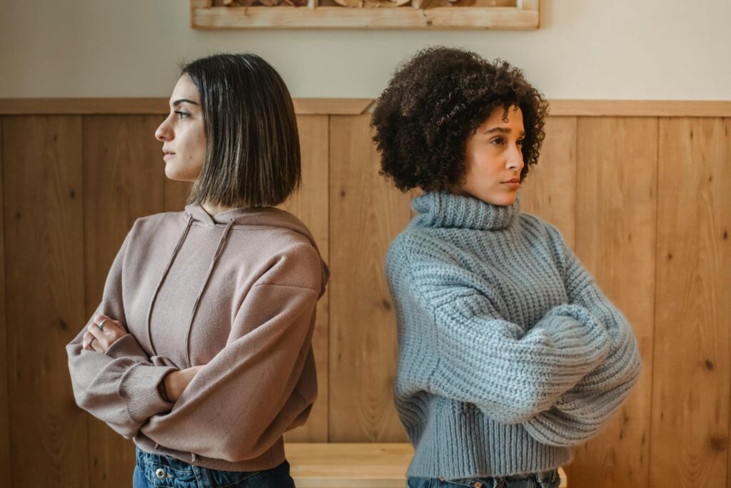 Dein Gesicht weiß es zuerst: Dieser unbewusste Ausdruck verrät, wen du nicht leiden kannst