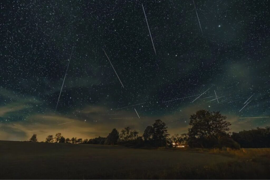 Der Mai erleuchtet im himmlischen Feuer: Meteoritenschauer und die mystische Blumenmondin