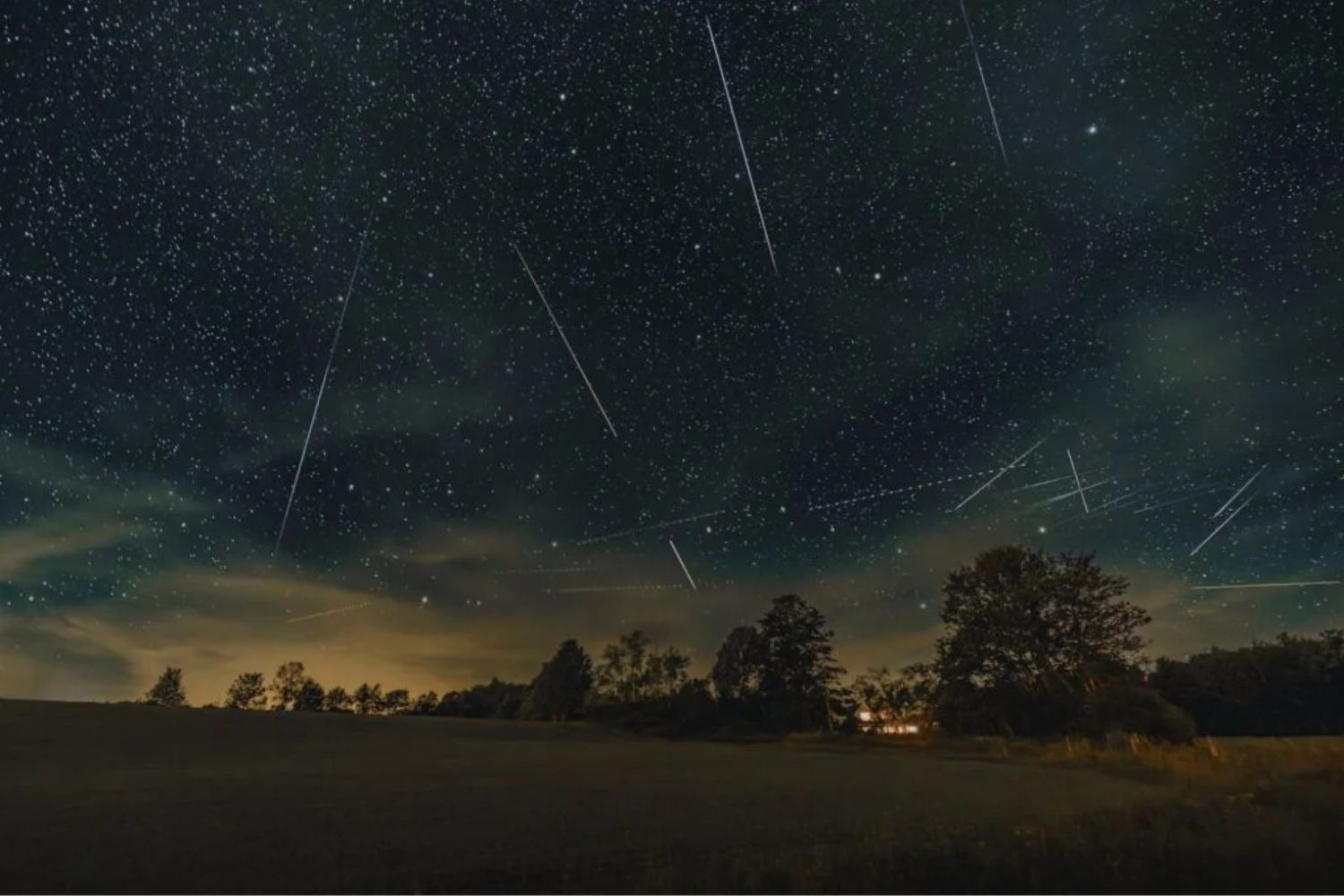 Der Mai erleuchtet im himmlischen Feuer: Meteoritenschauer und die mystische Blumenmondin