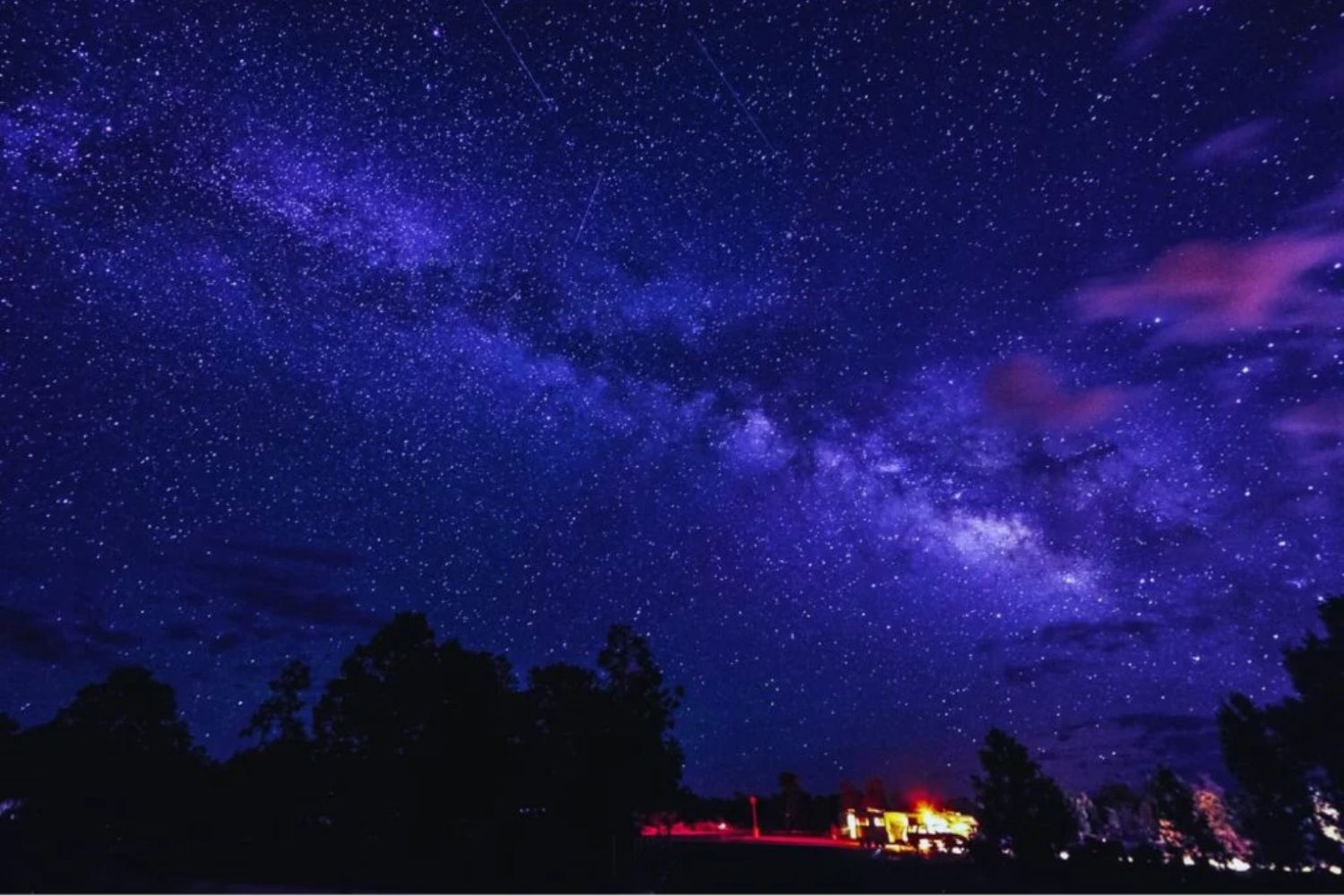 Der Mai erleuchtet im himmlischen Feuer: Meteoritenschauer und die mystische Blumenmondin